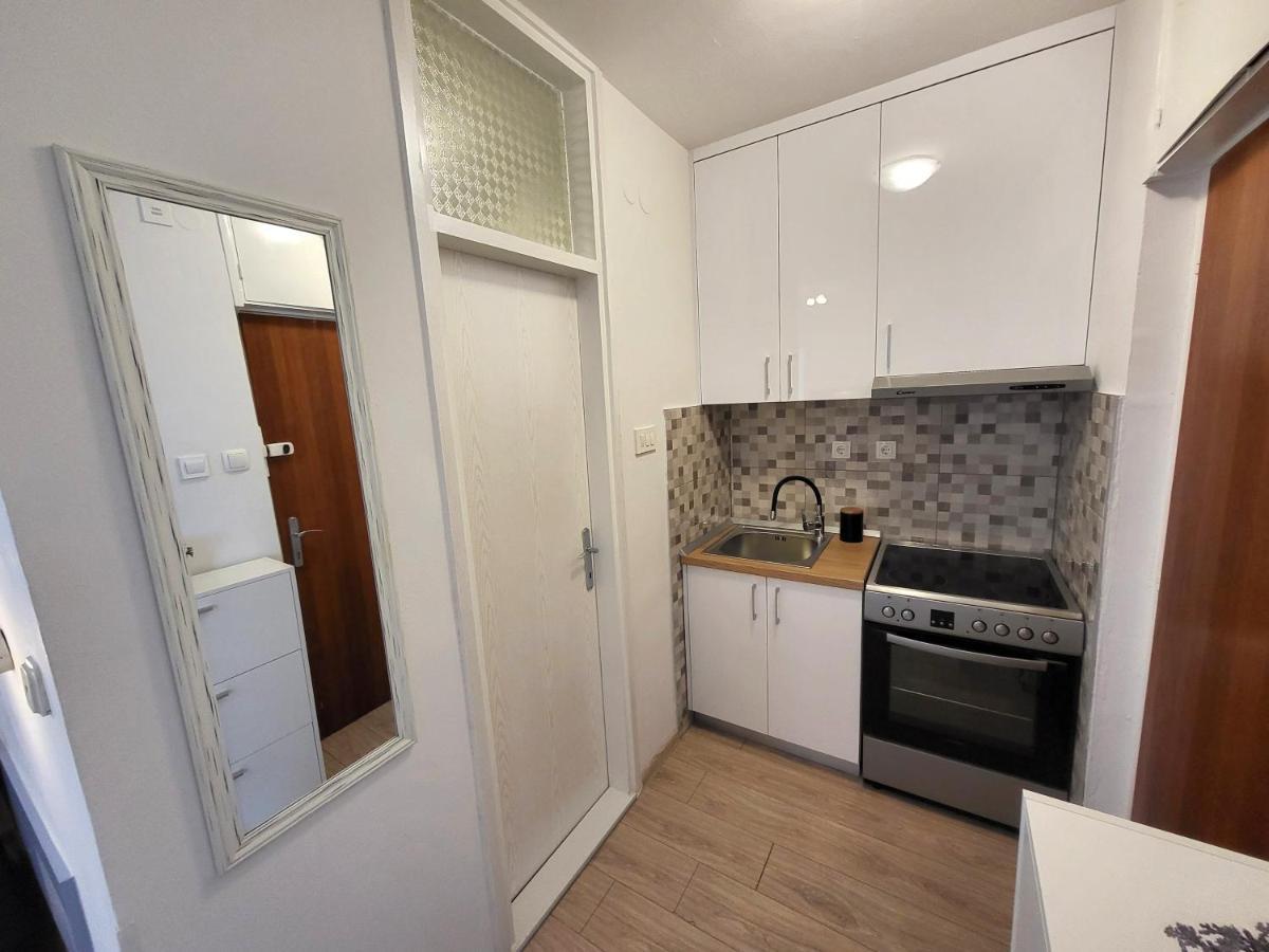 Mali Apartman U Centru ماكارسكا المظهر الخارجي الصورة
