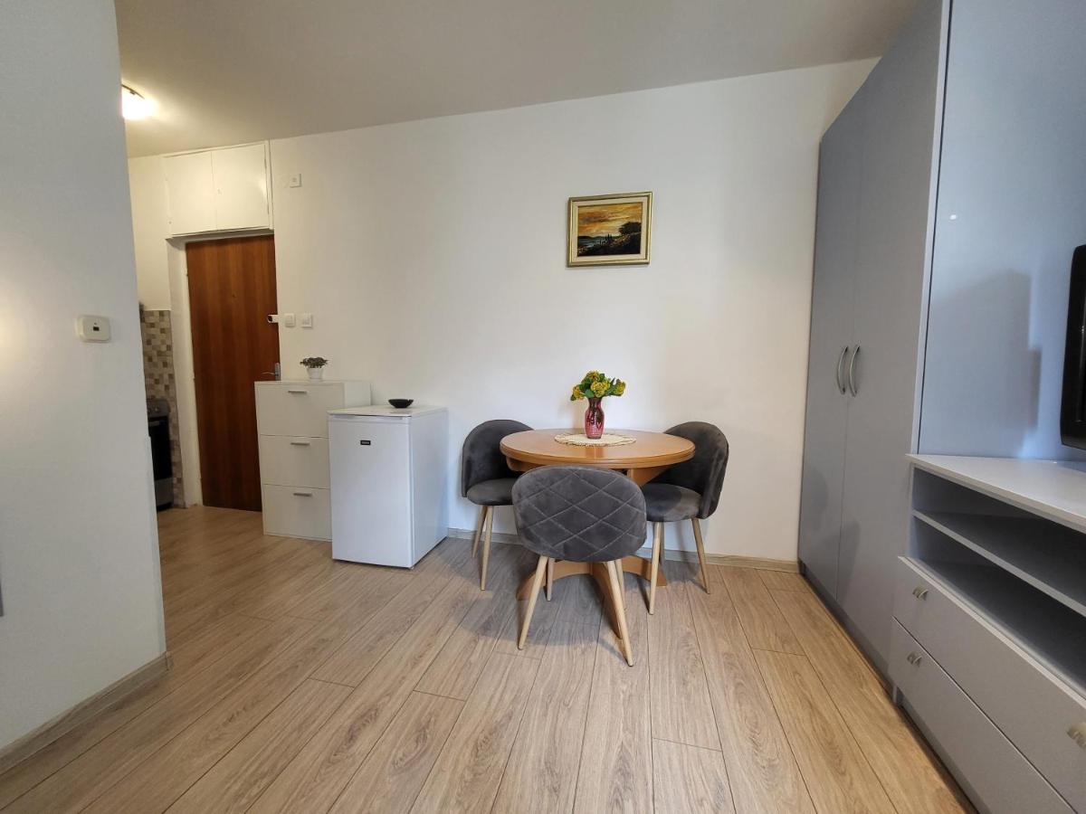 Mali Apartman U Centru ماكارسكا المظهر الخارجي الصورة